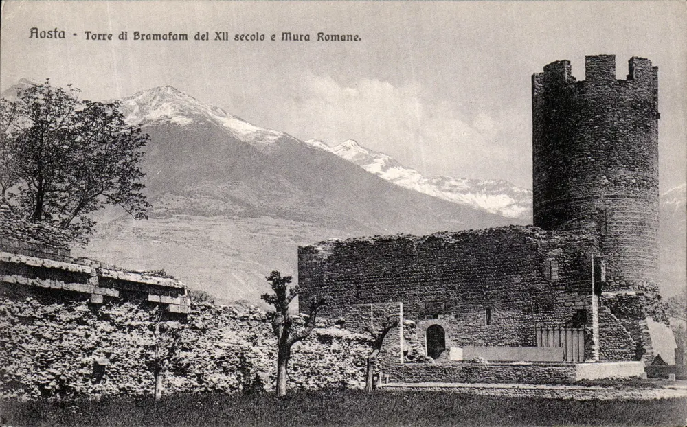 Aosta - Turm Bramafam des 12. Jahrhunderts und römische Mauern - Vorderseite