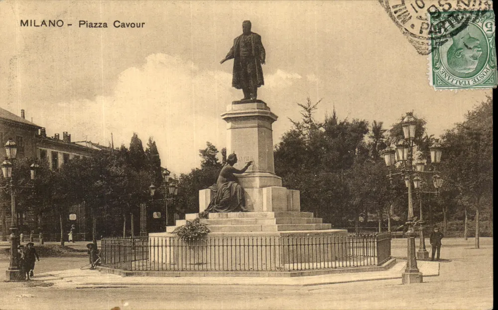 Milão - Piazza Cavour — estátua de Cavour e bas-relief — editor desconhecido, número de série não visível - Frente