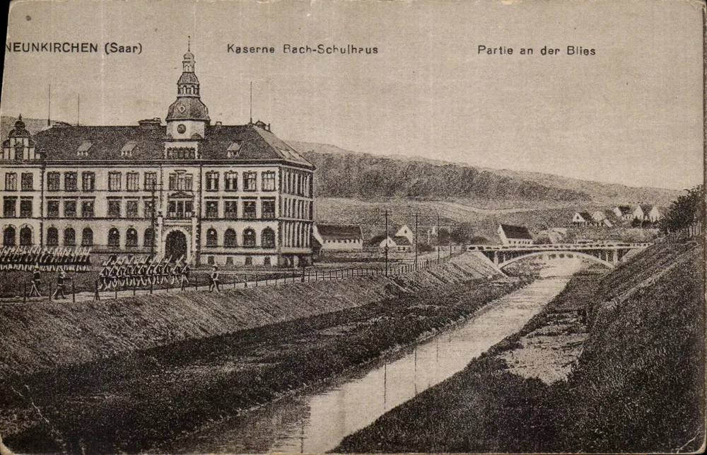 Neunkirchen (Saar) — Kaserne Bach-Schulhaus und Teil der Blies — unbekannter Verlag - Vorderseite