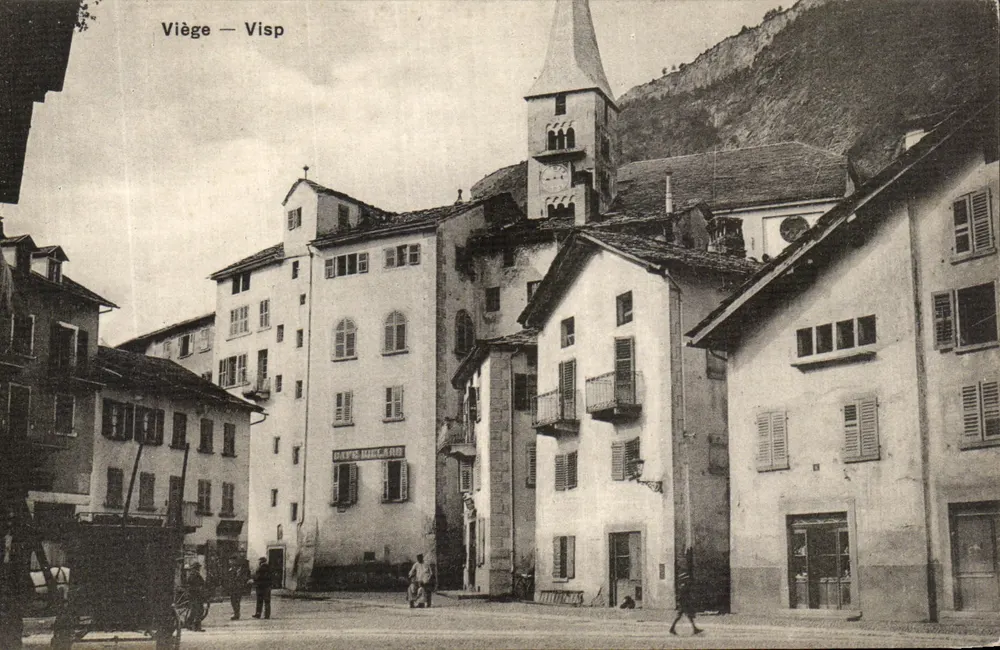 Viège — Visp — Vista da praça com igreja e edifícios - Frente
