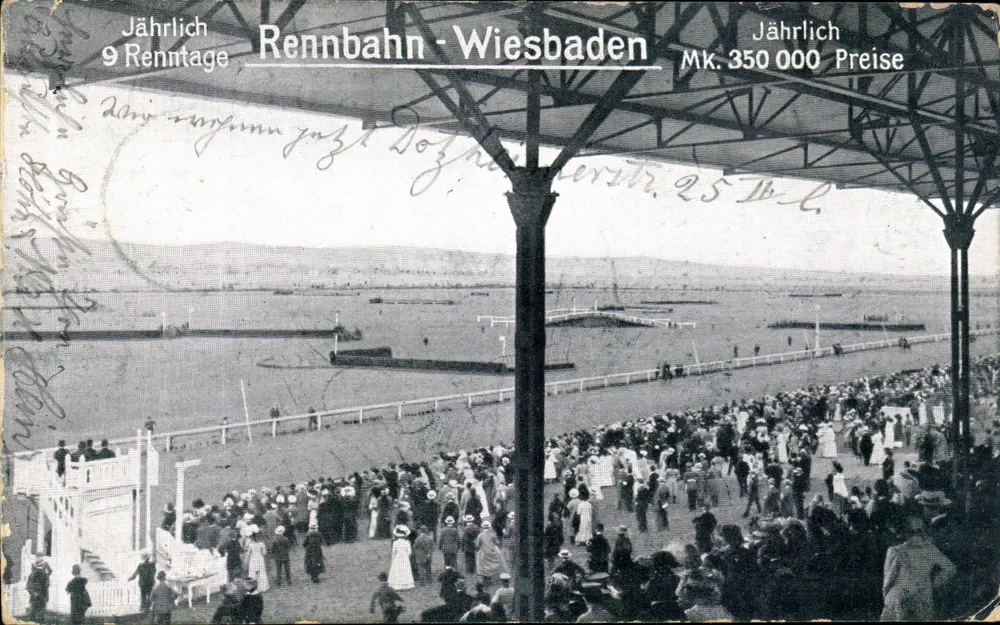 Rennbahn-Wiesbaden — course hippique sous tribune métallique — éditeur non visible - Frente