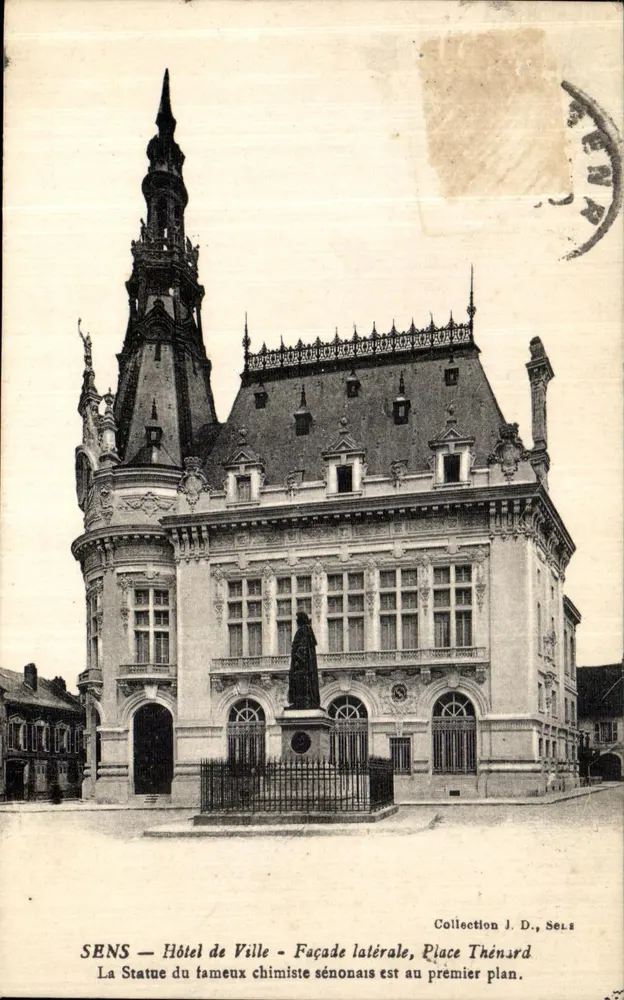 SENS — Rathaus — Seitenfassade, Place Thénard. Die Statue des berühmten Chemikers aus Sens ist im Vordergrund. - Vorderseite