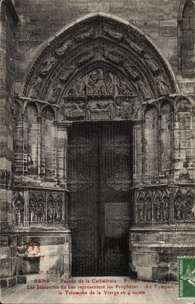Sens — Fachada da Catedral — Portal central. As estatuetas de baixo representam os Profetas — No tympano, o Triunfo da Virgem em 4 temas - Frente