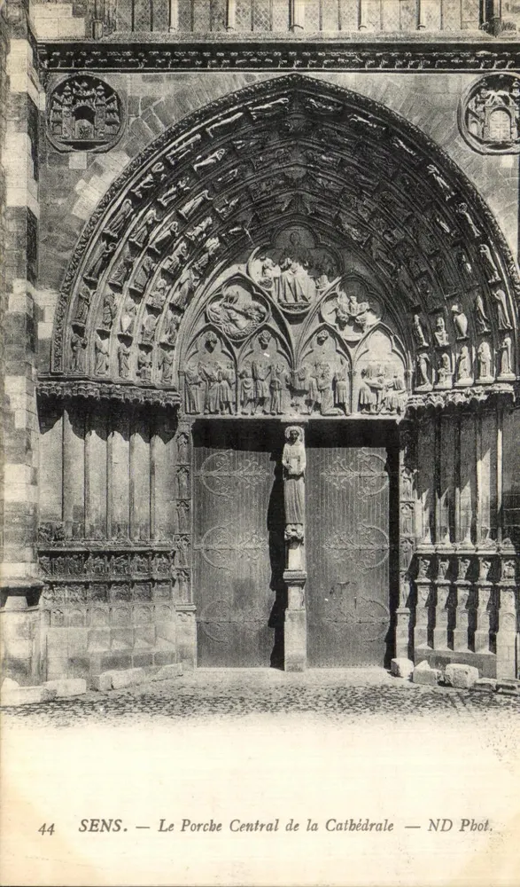 SENS — Zentraler Portalbereich der Kathedrale — ND Phot. - Vorderseite