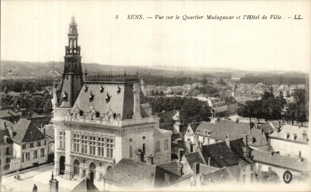 Sens — Ansicht des Viertels Madagascar und des Rathauses — LL. - Vorderseite