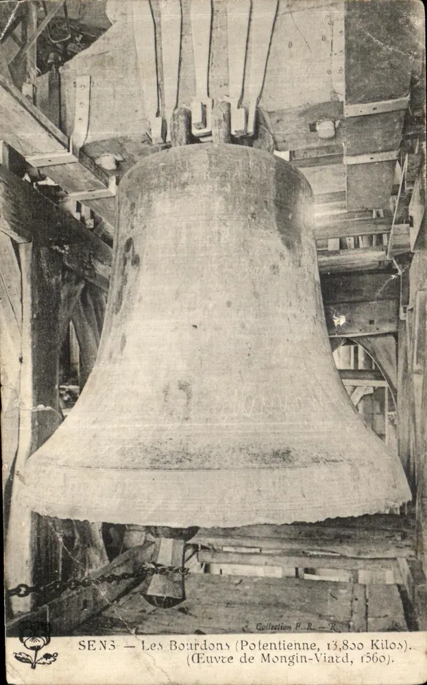 Sens — Les Bourdon (Potentienne, 13,800 Kilos). Œuvre de Mongin-Viatd, 1560. - Frente