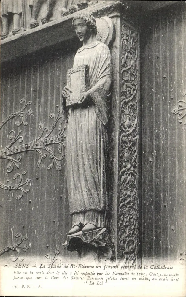 Sens — Statue des hl. Stephan am zentralen Portal der Kathedrale — P. R.-S. - Vorderseite