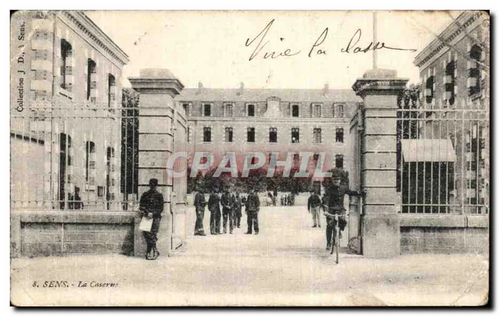 Sens - La Caserne — vue de l'entrée avec soldats et cycliste, éditeur J. D. à Sens, n°8 - Frente