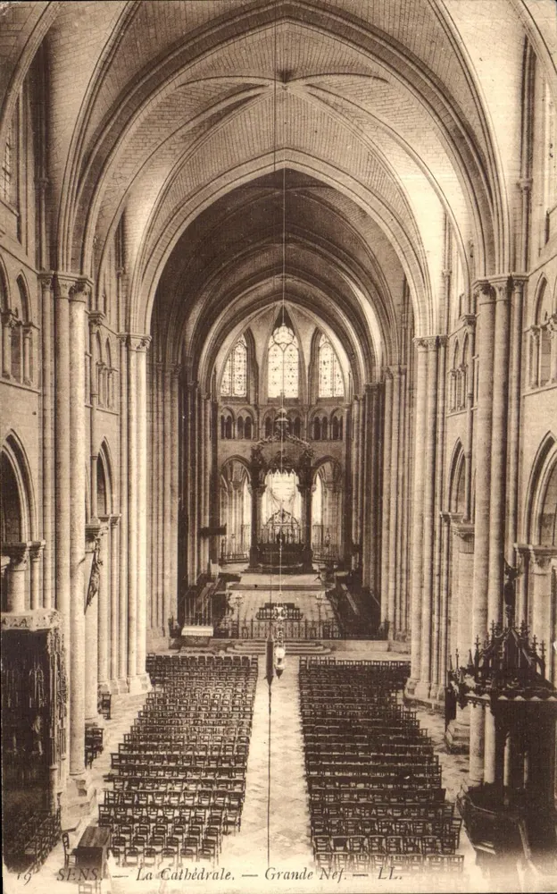 Sens — A Catedral — Grande Nef — LL. - Frente
