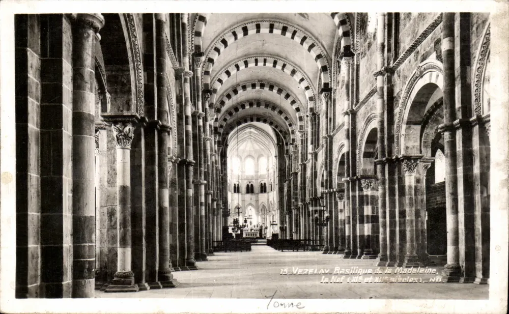 Vézelay - Basilique de la Madeleine, la Nef (XIIe et XIIIe siècles) — éditeur Tonne, n° 15 - Vorderseite