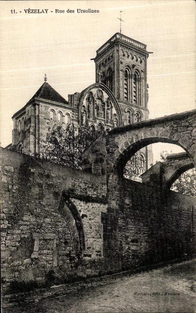 Vézelay - Rue des Ursulines — vista da igreja com ponte e muro de pedra — Pothato, édit., Avalion - Frente