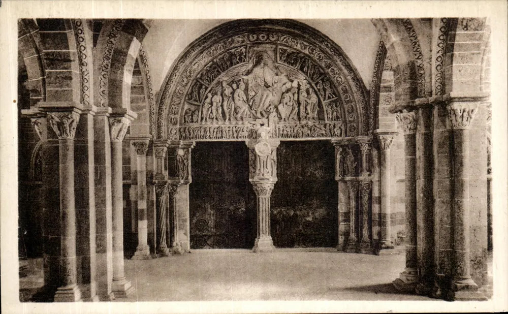 VÉZELAY — Basilika der Madeleine — Der zentrale Portal des Narthex (1125-1132) mit geschlossenen Türen - Vorderseite