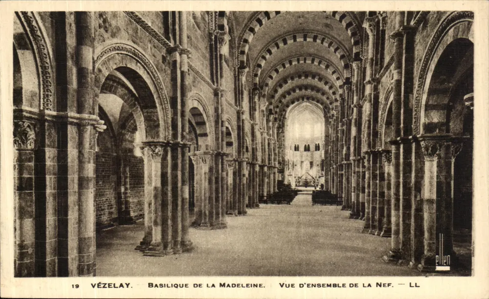 Vézelay — Basilique de la Madeleine — Gesamtaufnahme der Kirche — LL - Vorderseite