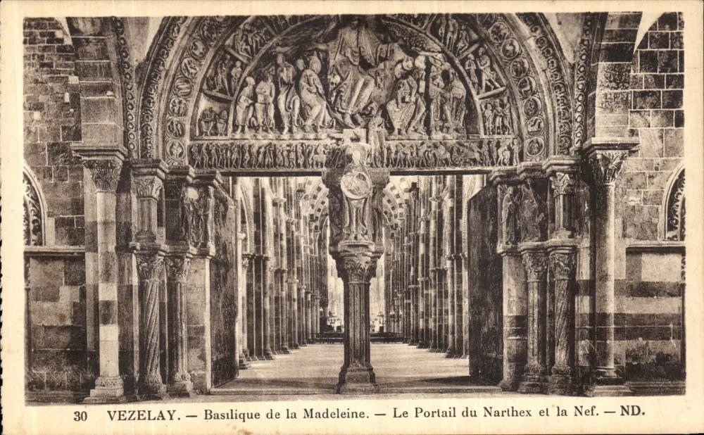 Vézelay — Basilika von Sainte-Madeleine — Der Portal des Narthex und die Kirche — ND. - Vorderseite