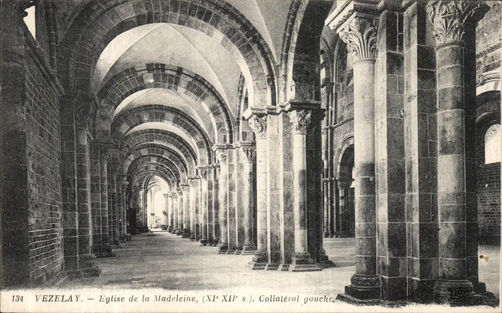 Vézelay — Kirche der Madeleine, linkes Querhaus (11. bis 12. Jahrhundert) - Vorderseite