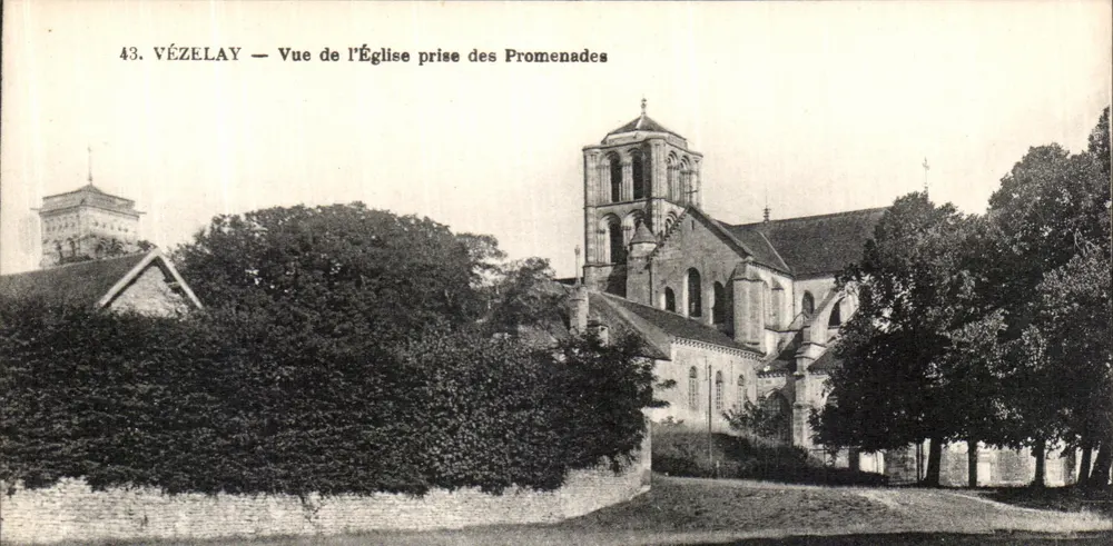 VÉZELAY — Ansicht der Kirche von den Promenades — Promenades - Vorderseite