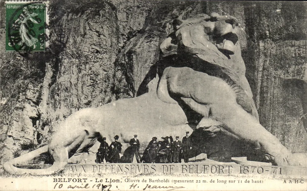 Belfort - Der Löwe — Werk von Bartholdi, 22 m lang und 11 m hoch — A & H.C. - Vorderseite