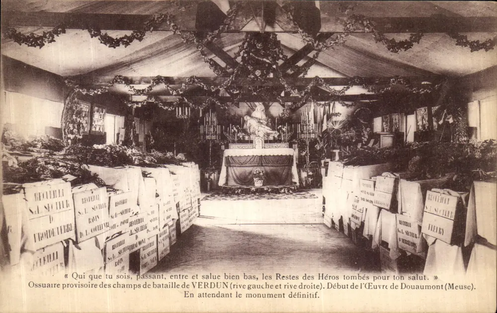 Provisorisches Ossarium der Schlachtfelder von Verdun — Beginn der Arbeit in Douaumont (Meuse) — Verlag nicht sichtbar - Vorderseite
