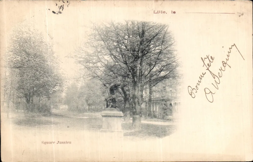 Square Jussien — statue au centre, arbres en fond — éditeur inconnu, n° de série non visible - Frente