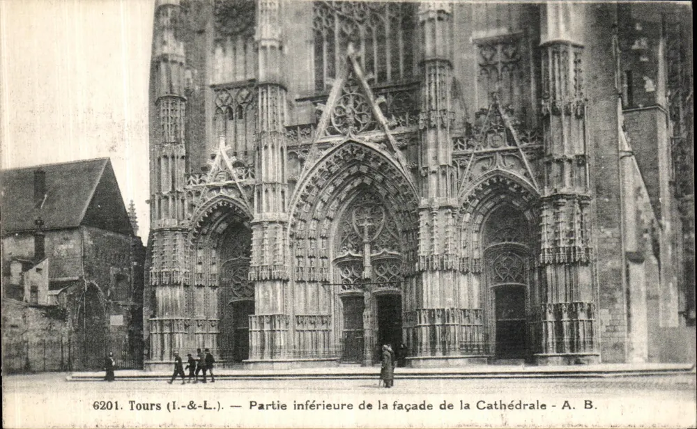 Tours (I.-&-L.) — Unterseite der Fassade der Kathedrale — A. B. - Vorderseite