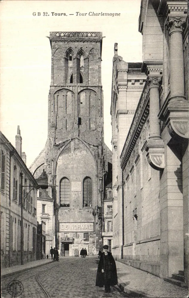 Tours — Torre Charlemagne — G B 32 - Frente