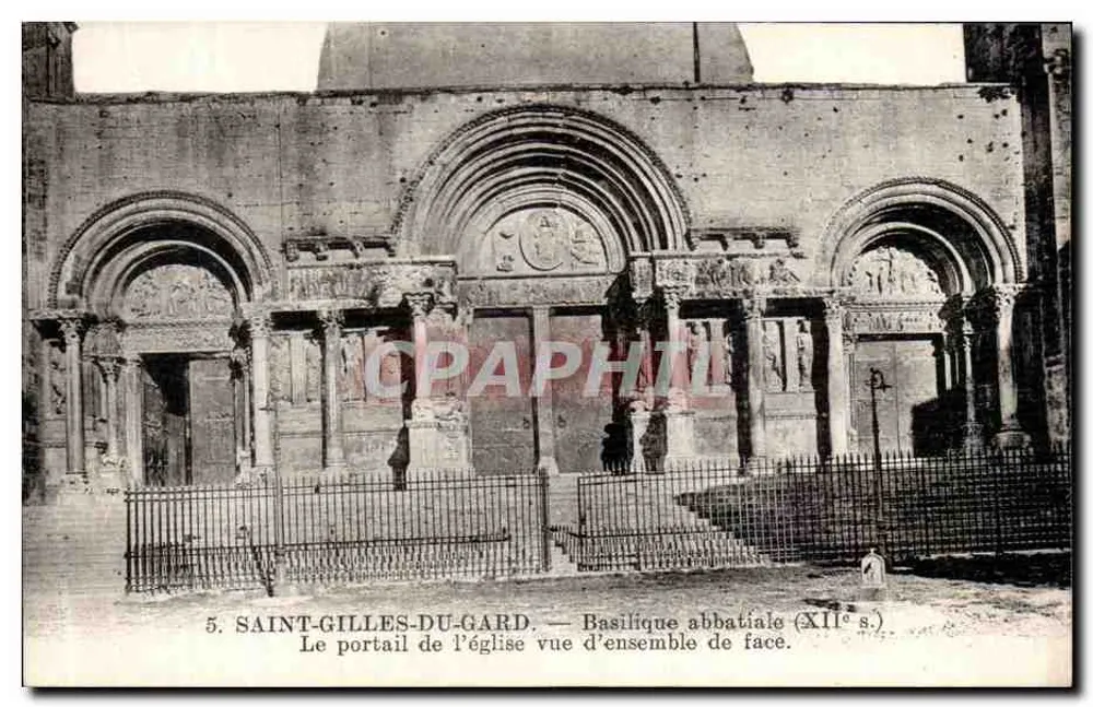Saint-Gilles-du-Gard — Basilika Abtei (12. Jahrhundert) — Ansicht des Kirchenportals im Gesamtbild von vorn - Vorderseite