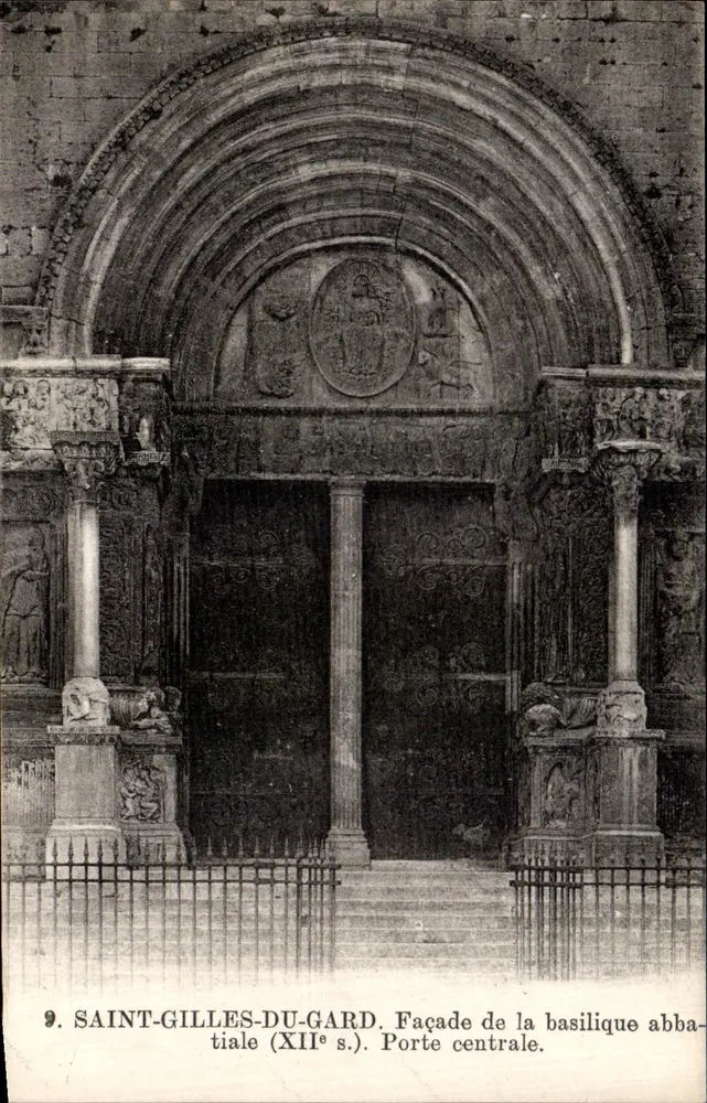 Saint-Gilles-du-Gard — Fassade der Abteibasilika (12. Jahrhundert). Mitteltür. - Vorderseite