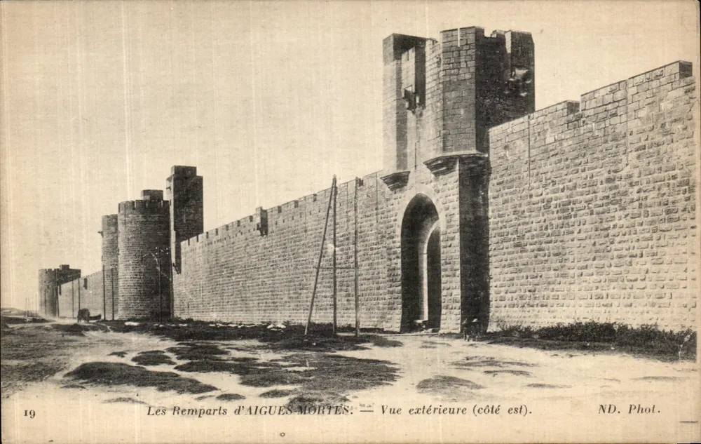 Die Mauern von AIGUES-MORTES — Außenansicht (Ostseite) — ND. Phot. - Vorderseite
