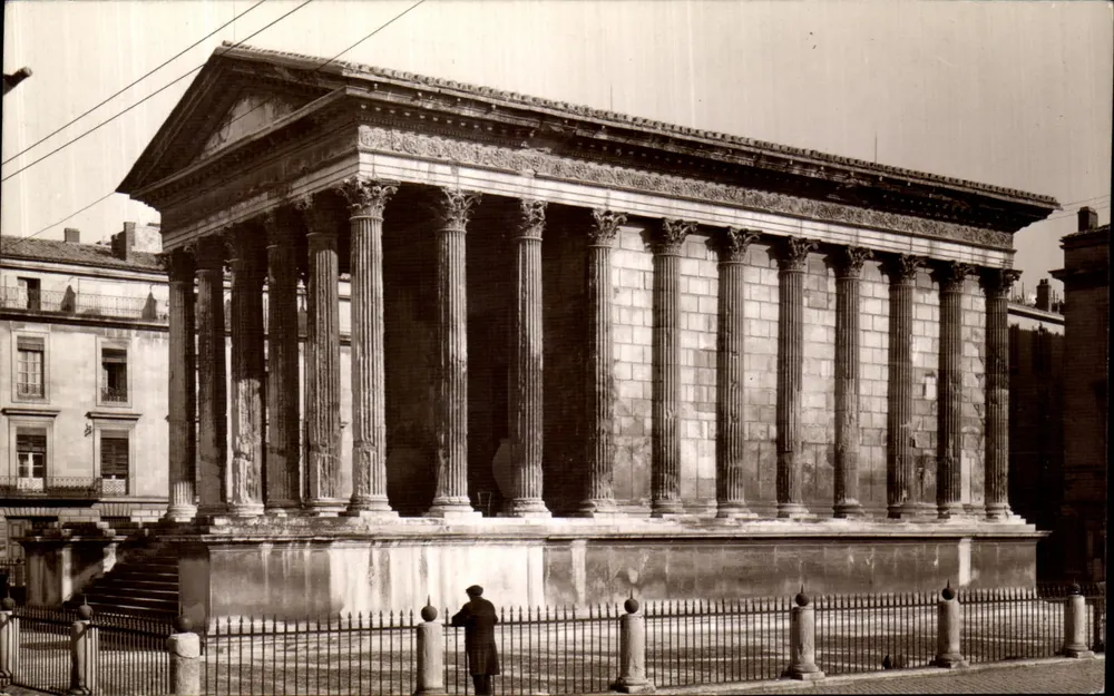 Templo da Sabedoria — Arles — Foto Marcheteau, sucessor - Frente