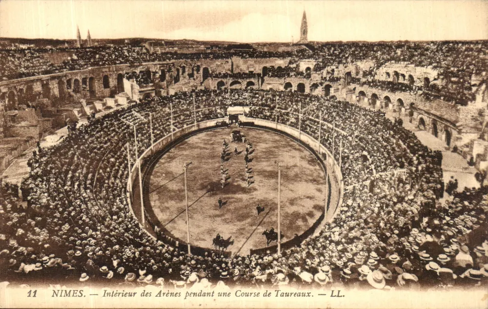 Nîmes — Blick auf den Innenraum der Arenen während eines Stierkampfs — LL. — Nr. 11 - Vorderseite