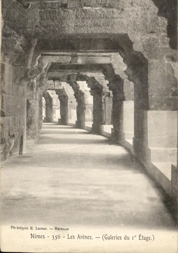 Nîmes - Die Arenen — Galerien des ersten Stocks — Phototypie E. Lacour, Marseille, n° 356 - Vorderseite