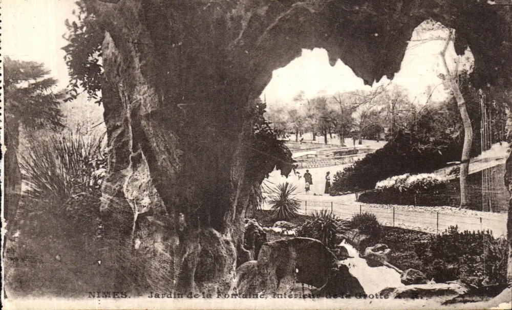Nîmes — Jardin de la Fontaine, Innenraum der Höhle - Vorderseite
