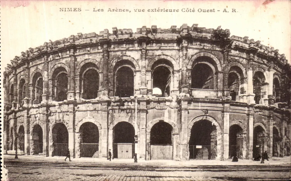 Nîmes — Die Arenen, äußere Ansicht Westseite — A. R. - Vorderseite