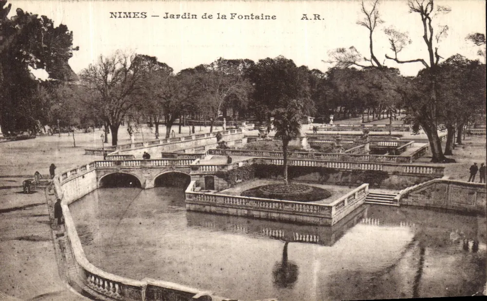Nîmes — Jardin de la Fontaine — A.R. - Frente