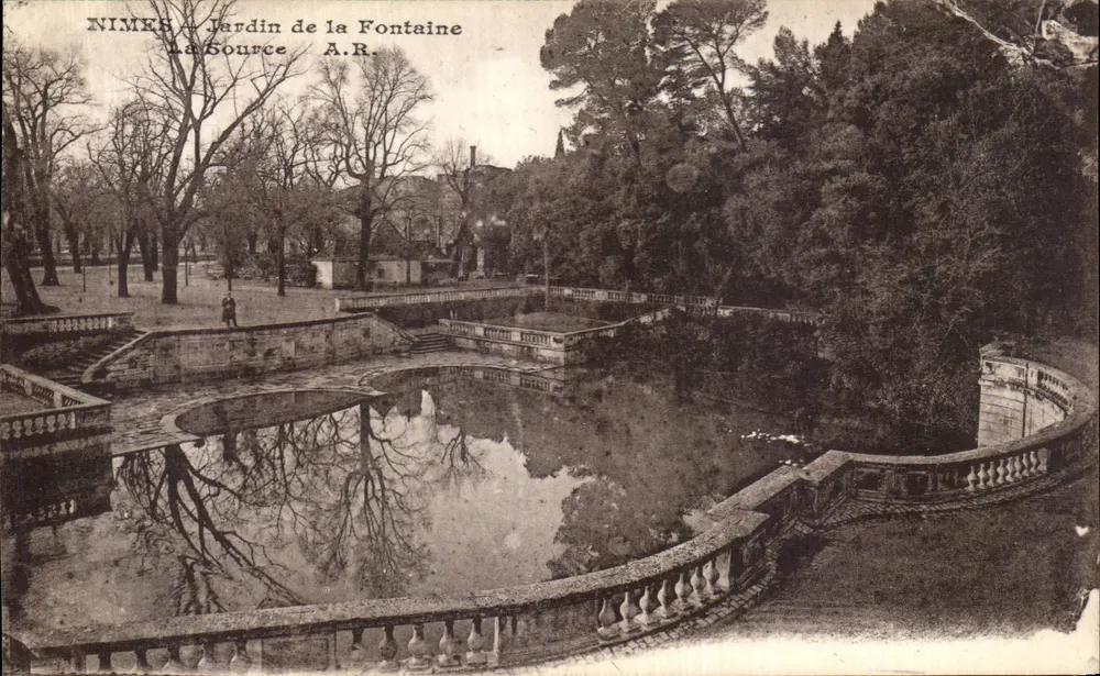 Nîmes — Jardim da Fontaine — A Fonte A.R. - Frente