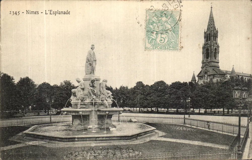 Nîmes - A Esplanada — Fonte monumental com estátua central e igreja no fundo — editor Nîmes, n° 2345 - Frente