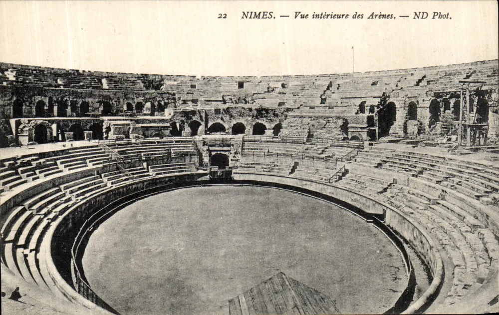 Nîmes — Vista interna das Arênes — ND Phot. - Frente