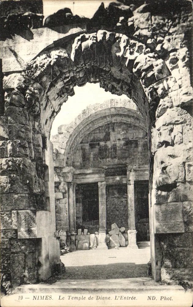 Nîmes — O Templo de Diane. A Entrada — ND. Fot. n°19 - Frente