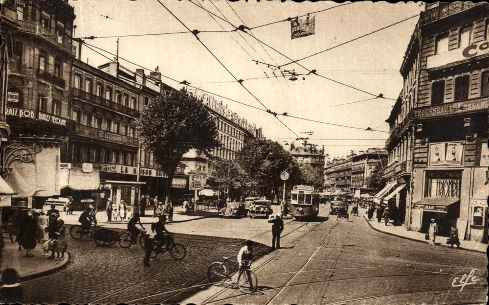 Place Esquirol — vue de la place avec tramway — éditeur Éditions Lapoujade, Toulouse - Frente