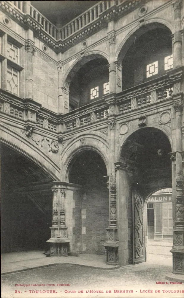 Hof des Hôtel de Bernuys - Toulouse — Phototypie Labouche frères, n°24 - Vorderseite