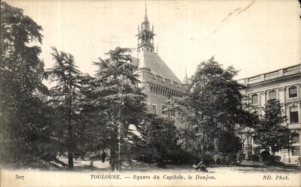 Toulouse — Square du Capitole, o Donjon — ND. Phot. - Frente