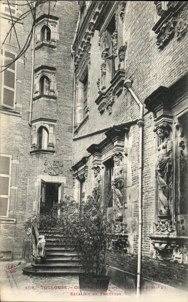 Toulouse. - Hof des Hotels Laspeyres (16. Jahrhundert) - Treppen und Fenster - Vorderseite