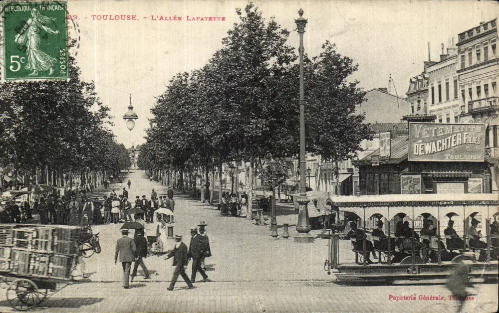 Toulouse - L'Allée Lafayette — vue de la rue avec tramway et magasin 'Vêtements Dewachter Frères' — Papeterie Générale, Toulouse - Frente