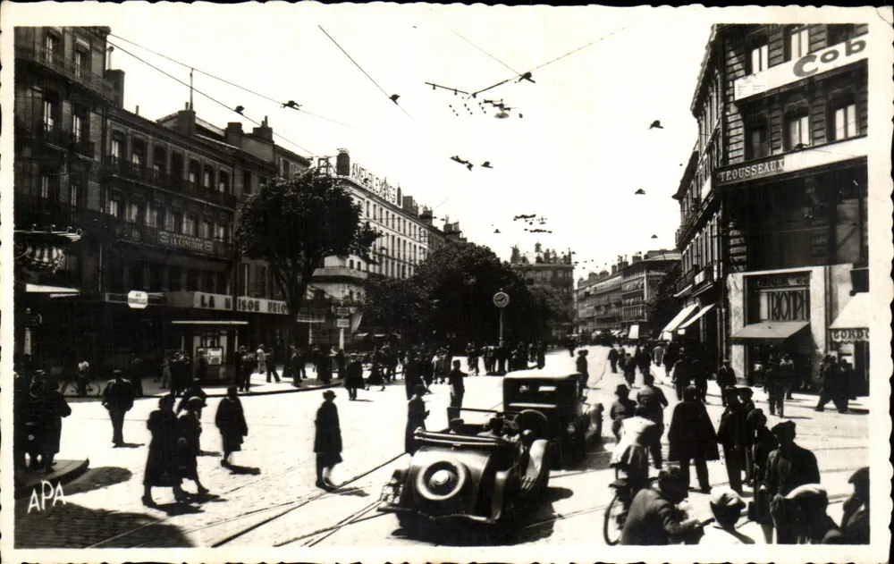 Place Esquirol in Toulouse — lebendige Ansicht mit Straßenbahn — veröffentlicht von APA - Vorderseite