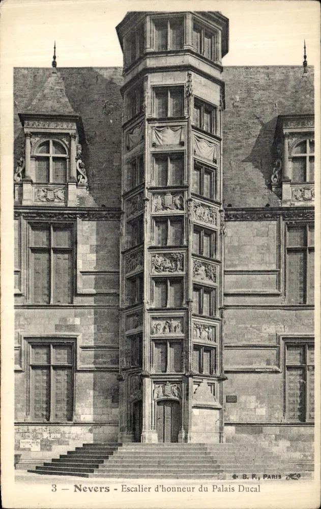 Nevers — Escada de honra do Palácio Ducal — B. F., Paris, n°3 - Frente