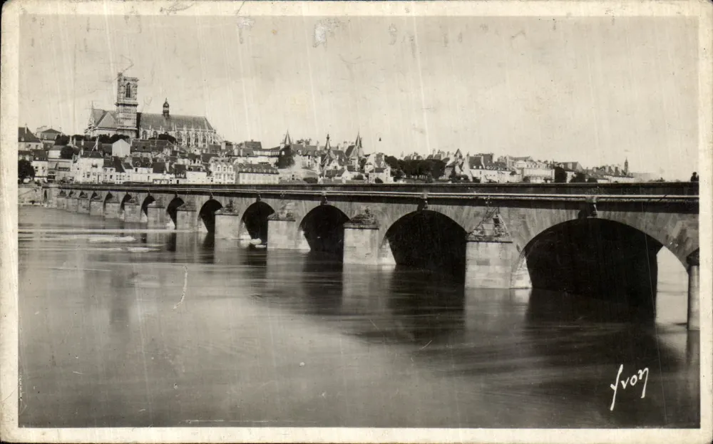 Nevers (Nièvre) — die Brücke über die Loire und die Kathedrale — Éditions d'Art Martel - Vorderseite