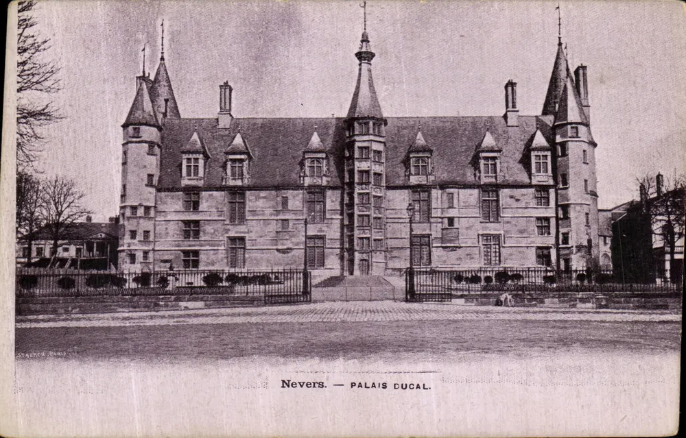 Nevers — Palácio Ducal — editor Starck Paris - Frente