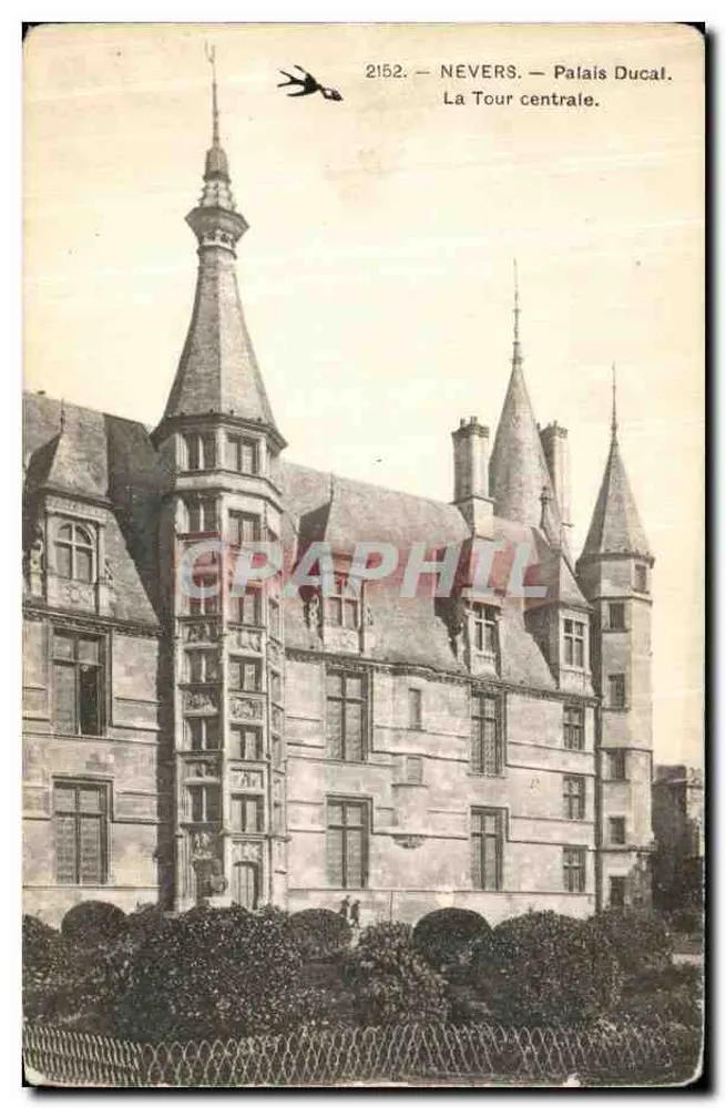 Nevers — Palácio Ducal. A Torre Central. - Frente