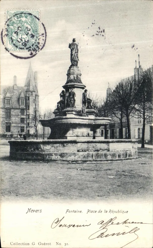 Nevers — Fonte da Praça da República — Coleção G Guérot No 31 - Frente