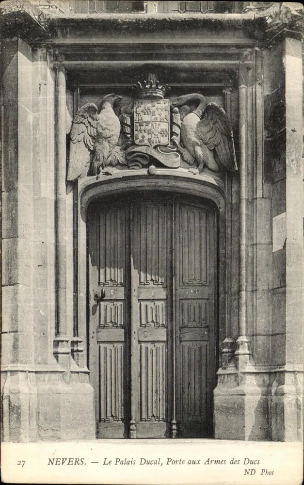 Nevers — Das Ducal Palace, Tor der Wappen der Herzöge — ND Phot - Vorderseite